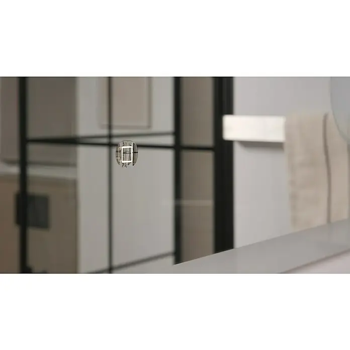 DSK Lichtspiegel Silver Shine 2.0 - 140 x 70 cm - Nahaufnahme eines beleuchteten Spiegels mit minimalistischem Design, der ein modernes Badezimmerambiente unterstreicht.