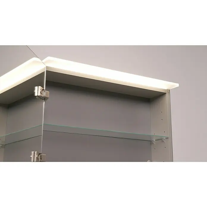 Riva Look LED-Spiegelschrank - B x H: 60,6 x 64,8 cm, Mit Beleuchtung - Innenansicht eines beleuchteten Spiegelschranks mit Glasregalen und Metallbeschlägen, der Funktionalität und modernes Design vereint.