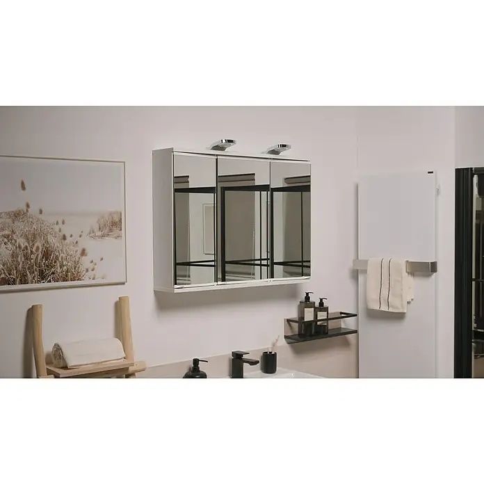Jokey LED-Spiegelschrank Lena - B x H: 80 x 64 cm, Holz, Weiß - Ein Badezimmer mit einem Spiegelschrank über dem Waschbecken, einem Handtuchwärmer und einem hölzernen Handtuchständer.