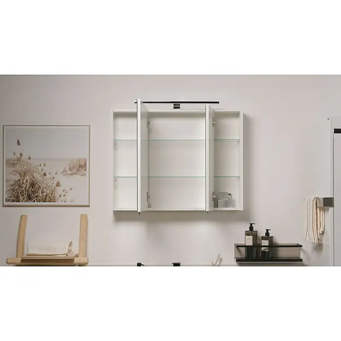 Riva Vulcano LED-Spiegelschrank - 80 x 61,8 cm, Mit Beleuchtung - Ein dreitüriger Spiegelschrank mit Glasböden, offen präsentiert, bietet Stauraum im Badezimmer. Moderne Badgestaltung mit stilvollen Elementen.