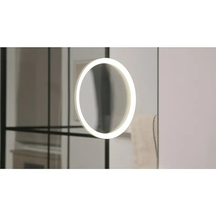 DSK Lichtspiegel Silver Shine 2.0 - 60 x 60 cm - Nahaufnahme eines runden LED-beleuchteten Spiegels, der eine moderne Badezimmerästhetik mit klaren Linien und sanftem Licht betont.
