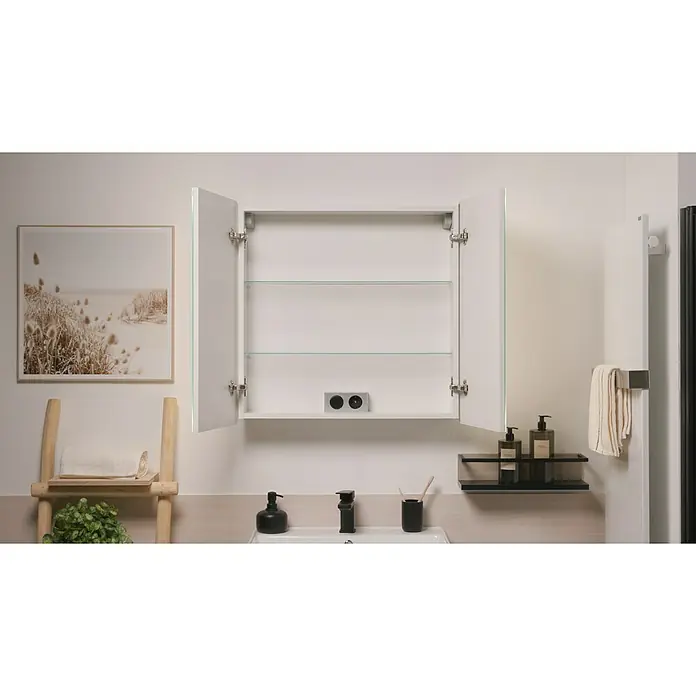Riva LED-Spiegelschrank Luciana - B x H: 72 x 69,6 cm, Holz, Weiß - Ein geräumiger Spiegelschrank mit zwei Glasböden und einer Steckdose bietet viel Stauraum im Badezimmer. Die offenen Türen zeigen das Innere.