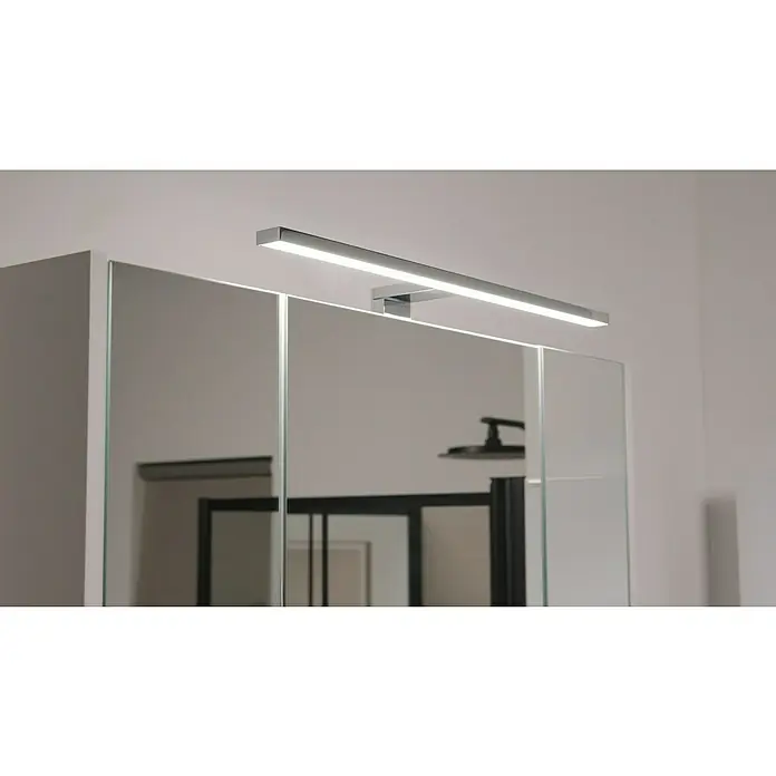 Riva Vulcano LED-Spiegelschrank - 80 x 61,8 cm, Mit Beleuchtung - Nahaufnahme einer Badezimmerleuchte, die an einem Spiegelschrank montiert ist und ein warmes, einladendes Licht ausstrahlt. Perfekt für stilvolle Badezimmer.