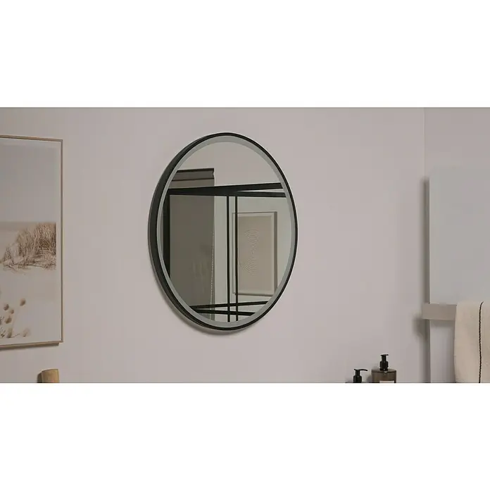 DSK Lichtspiegel Desire - Durchmesser: 55 cm, Schwarz, Leuchtmittel - Dieses Bild zeigt einen runden Spiegel mit einem schlanken, schwarzen Rahmen an einer Wand, der Stil und moderne Eleganz vereint.