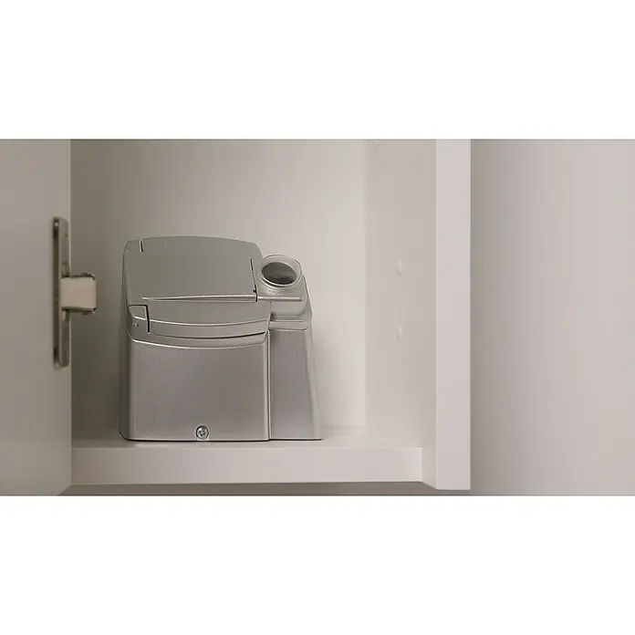 Riva Vulcano LED-Spiegelschrank - 80 x 61,8 cm, Mit Beleuchtung - Aufnahme eines silbernen Haushaltsgeräts, das auf einem weißen Regal in einem weißen Schrank steht. Das Gerät scheint für den Hausgebrauch bestimmt zu sein.