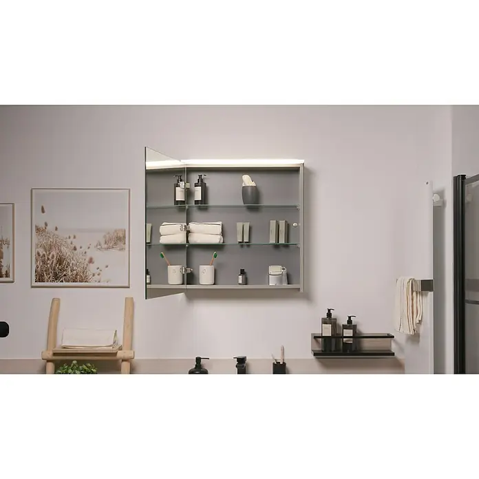 Riva Look LED-Spiegelschrank - B x H: 60,6 x 64,8 cm, Mit Beleuchtung - Helles Badezimmer mit einem grauen Spiegelschrank, der an der Wand hängt und mit Badutensilien gefüllt ist.