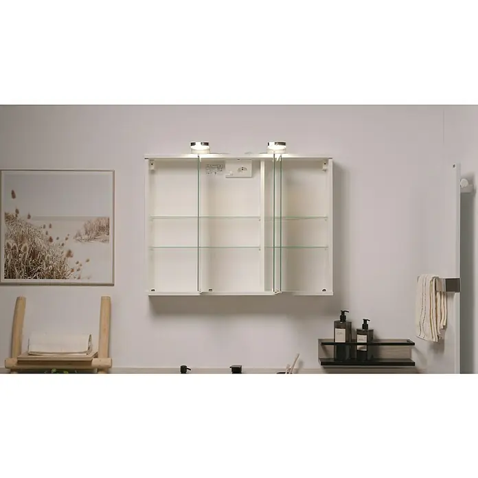 Jokey LED-Spiegelschrank Lena - B x H: 80 x 64 cm, Holz, Weiß - Ein moderner Spiegelschrank mit Glasböden und integrierter Beleuchtung hängt an einer weißen Wand im Badezimmer.
