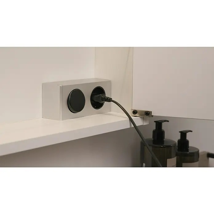 Riva LED-Spiegelschrank FloraB x H: 60 x 60 cm, Holz, Weiß - Steckdose mit Stecker in einem weißen Schrank. Elegantes Design mit silbernem Gehäuse und schwarzen Akzenten für moderne Badezimmer.