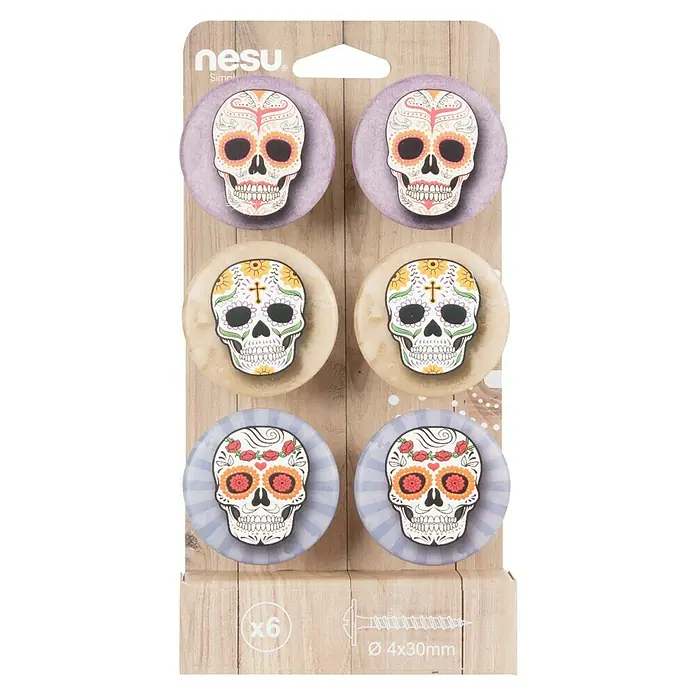 Nesu Pomo para muebles Calaveras 6 uds. - 6 ud., Ø x Al: 50 x 24 mm, Plástico - Primer plano de un paquete de seis pomos de muebles Nesu con diseños de calaveras en varios colores.