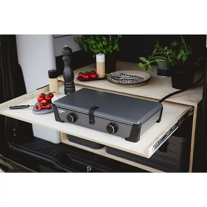 Enders Gaskocher Bondy 2 - 28 x 49 x 10 cm, 4,6 kW, Stahl - Dunkelgrauer Enders BONDY Gaskocher auf einem ausziehbaren Holzregal mit Kochzutaten.