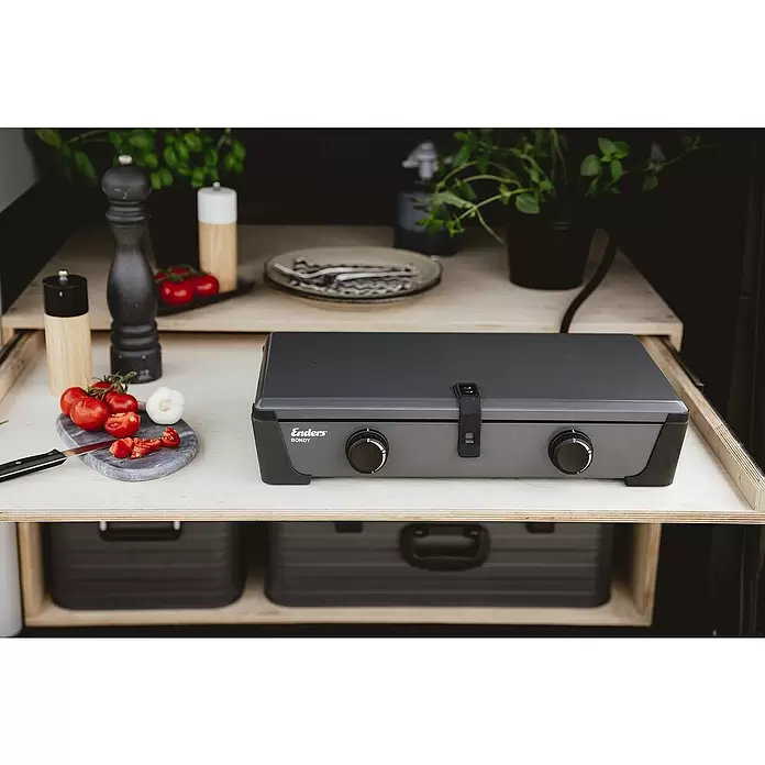 Enders Gaskocher Bondy 2 - 28 x 49 x 10 cm, 4,6 kW, Stahl - Dunkelgrauer Enders Bondy tragbarer Gasherd mit zwei Brennern auf Holztheke, bereit zum Kochen mit frischen Zutaten.