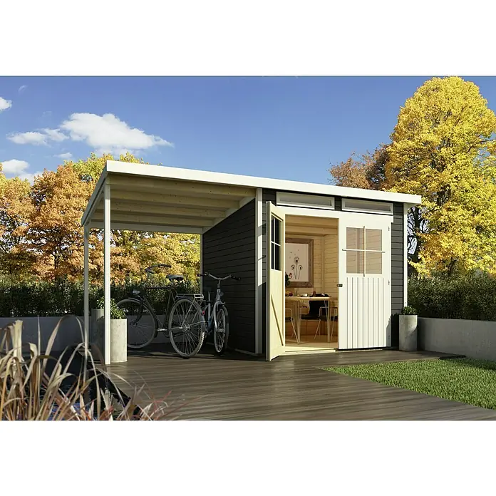 Karibu Gartenhaus Glücksburg - Außenmaß inkl. Dachüberstand (B x T): 439 x 236 cm, Holz, Terragrau, Grundfläche: 5,07 m² - Ein modernes Gartenhaus mit angebautem Carport, Fahrrädern und einem einladenden Innenraum mit Tisch und Stühlen.