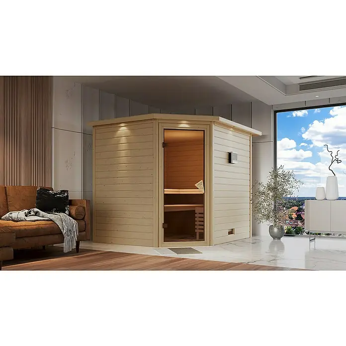 Karibu Massivholzsauna Tanami - Ohne Ofen, Mit Dachkranz und Beleuchtung, L x B x H: 259 x 210 x 192 cm - Eine elegante Ecke-Sauna aus hellem Holz, perfekt in einem modernen Wohnraum integriert. Die Sauna bietet Entspannung pur.