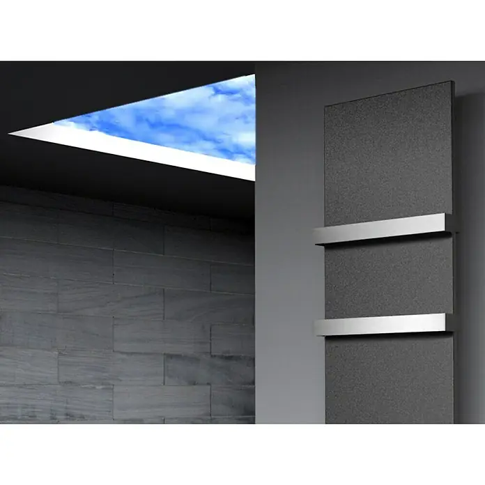 Szagato Designheizkörper Manhattan 3 - B x H: 470 x 1.800 mm, Wärmeleistung bei Vorlauftemperatur von 75 °C (D: 50): 1.118 W, Moonstone-Grau, Mit 2 Handtuchhalter (50 mm) - Bild eines modernen Handtuchwärmers mit Chromgriffen in einem stilvollen Badezimmer mit Oberlicht.