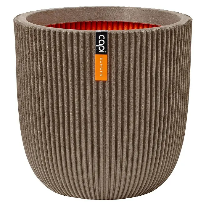Capi Europe Nature Rib NL Pflanzgefäß Groove - Außenmaß (Ø x H): 43 x 43 cm, Taupe, Kunststoff - Ein brauner, gerippter Capi Europe Blumentopf mit einem orangefarbenen Inneren, ideal für den Innen- und Außenbereich.