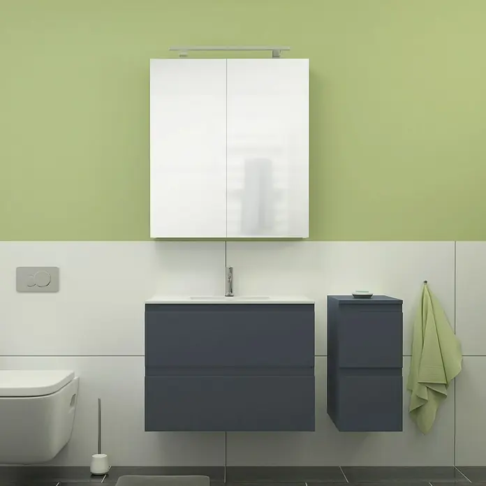 Camargue Espacio Badmöbel-Set J14 - 110 cm, Gama anthrazit matt - Das Bild zeigt ein modernes Badezimmer mit einem grauen Waschtisch, einem Spiegelschrank und einer Toilette. Die Armatur ist schlank und aus Chrom.