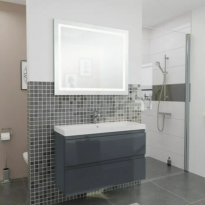 Camargue Espacio Badmöbel-Set i35 - 100 cm, Gama anthrazit glänzend - Ein moderner Waschtisch mit zwei Schubladen und einem beleuchteten Spiegel hängt über dem Waschbecken im Badezimmer.