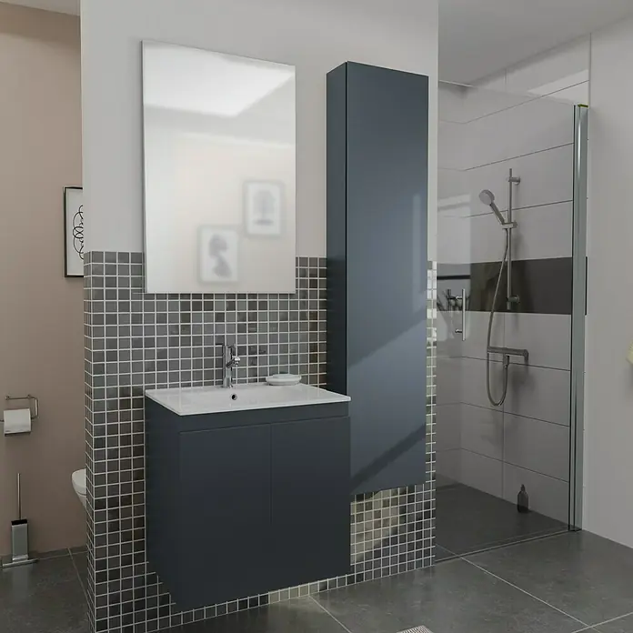 Camargue Espacio Badmöbel-Set i4 - 100 cm, Gama anthrazit matt - Modernes Badezimmer-Interieur mit einem grauen Waschtischunterschrank, einem passenden Hochschrank und einem grossen Spiegel an der Wand.