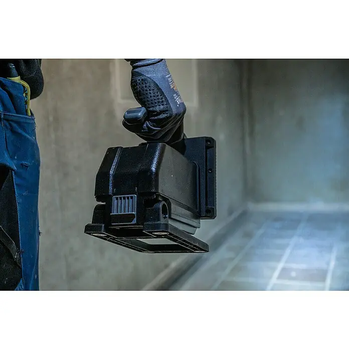 Brennenstuhl Taschenlampe Multi Akku - 21,4 x 22,5 x 19,5 cm - Ein Arbeiter hält eine schwarze 3D-Laserscanner-Einheit in der Hand. Das Gerät hat eine flache Basis und einen Griff für den einfachen Gebrauch.