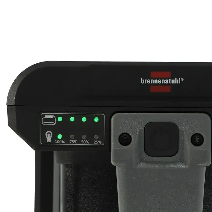 Brennenstuhl Taschenlampe Multi Akku - 21,4 x 22,5 x 19,5 cm - Detailaufnahme eines Brennenstuhl-Produkts mit LED-Anzeige für den Batteriestand und Bedienelementen.