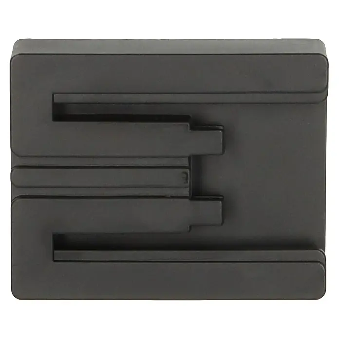 Brennenstuhl Adapter Festool - L x B x H: 6,9 x 4,8 x 9,8 cm, Schwarz - Nahaufnahme eines schwarzen, rechteckigen, taktischen MOLLE-Clips zur Befestigung von Zubehör an kompatibler Ausrüstung.