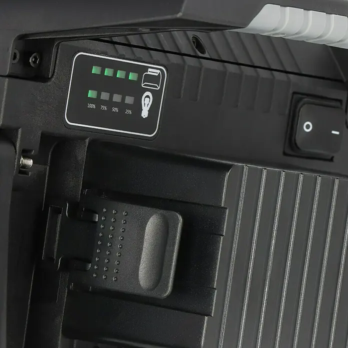 Brennenstuhl LED-Akkustrahler Professional Multi Battery - 3.150 lm, 6.500 K, 16,9 x 28,5 x 22,7 cm, IP65 - Nahaufnahme eines Akkugeräts mit Akkuladeanzeige, Schalter und Entriegelungsknopf. Zeigt Details und Funktionen des Geräts.