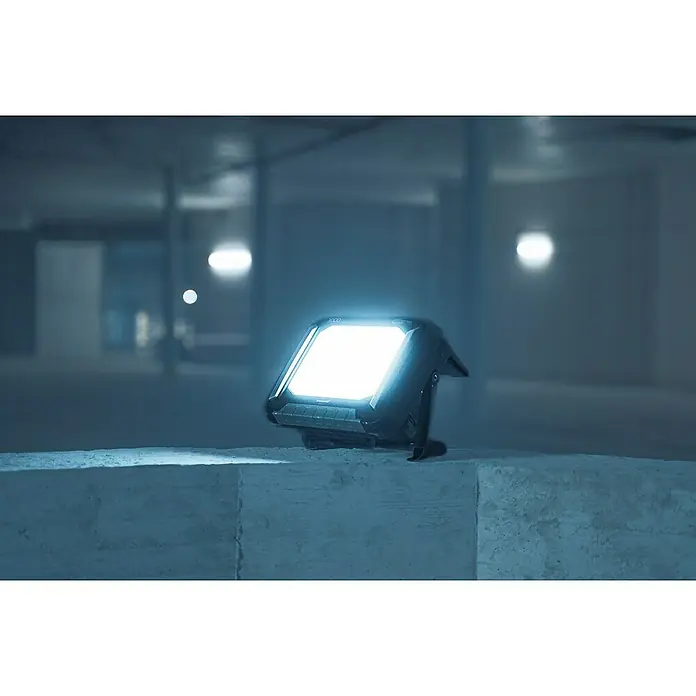 Brennenstuhl LED-Akkustrahler Professional Multi Battery - 3.150 lm, 6.500 K, 16,9 x 28,5 x 22,7 cm, IP65 - Helles LED-Arbeitslicht auf Betonoberfläche. Das robuste Design und die Leuchtkraft machen es ideal für Baustellen und Werkstätten.