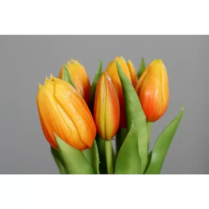 Kunstblume Tulpen - Höhe: 31 cm, Orange, Gelb (sortiert) - Ein Strauß leuchtend oranger Tulpen mit grünen Blättern.