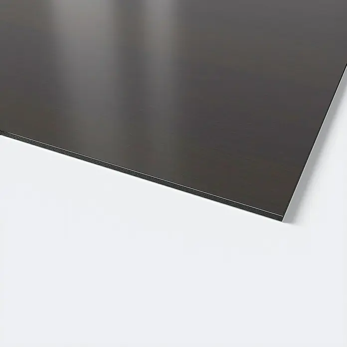 Verbundplatte nach Maß DibondAnthrazit, Max. Zuschnittsmaß: 305 cm, Breite: 150 cm - Nahaufnahme einer dunklen, glänzenden Metallplatte auf einem weißen Untergrund. Fokus liegt auf der Textur und dem Glanz der Platte.