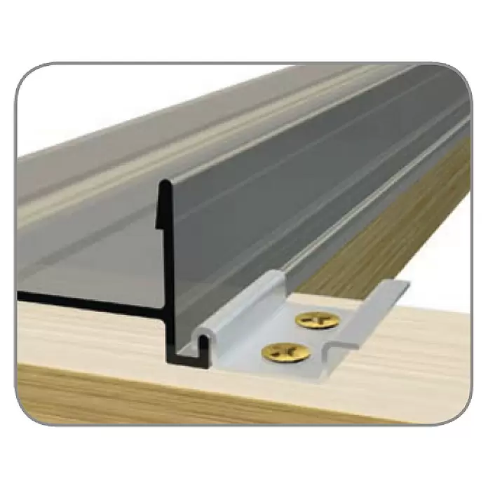 Wellplatte PC Stehfalzprofil - 2.500 x 250 x 1,5 mm, Trapez, Silbergrau - Klare Platte mit schwarzem Profil und silberner Halterung mit Messingschrauben auf Holz befestigt.