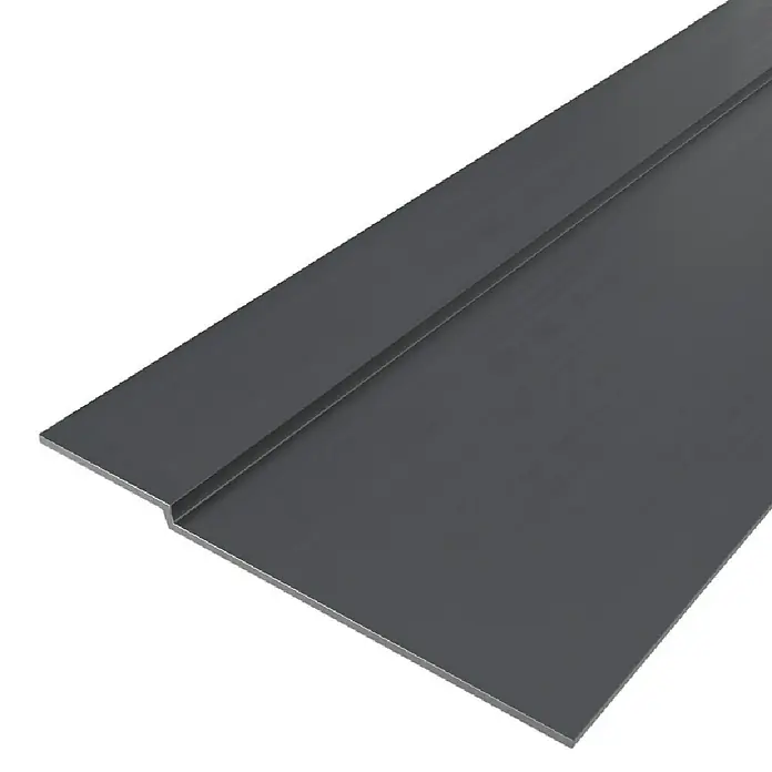 Abdeckprofil - 200 x 6,7 cm, Schwarz - Nahaufnahme eines schwarzen Wandanschlussblechs, das für Abdichtungen im Bauwesen verwendet wird.