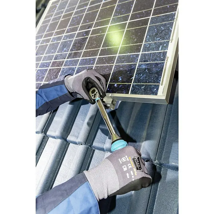 Hazet Drehmomentschlüssel 5110-3CT - ⅜″ Vierkant, 10 Nm - 60 Nm - Eine Solaranlage wird mit einem Schraubenschlüssel und Handschuhen auf einem Dach montiert, um erneuerbare Energie zu gewinnen.