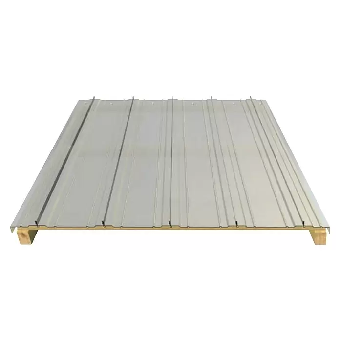 Wellplatte PC Stehfalzprofil - 2.500 x 250 x 1,5 mm, Trapez, Silbergrau - Hellgraues Wellblech-Dachpaneel mit integrierter Dämmung und Holzunterlagen.