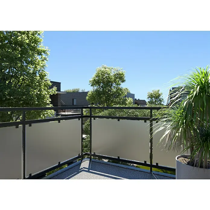 Polycarbonat-Platte - 100 cm x 100 cm x 4 mm, Anthrazit - Moderne Balkonansicht mit grauen Glaspaneelen und dunklem Geländer, ergänzt durch üppige Grünpflanzen.