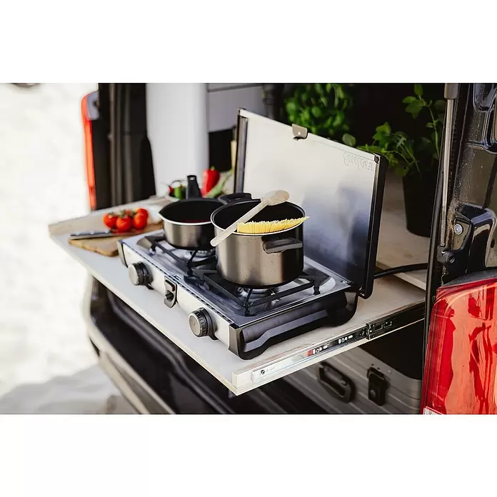 Enders Gaskocher Ryda 2Z - L x B x H: 32 x 52 x 9,5 cm, Edelstahl, 4,6 kW - Ausziehbare Camper-Küche mit zweiflammigem Gaskocher, schwarzen Töpfen (Nudeln/Soße) und frischem Gemüse.