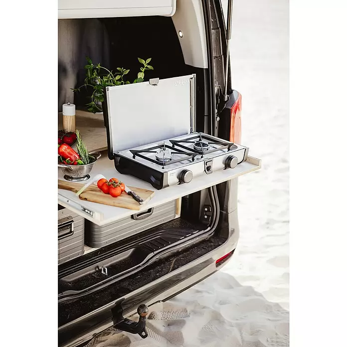 Enders Gaskocher Ryda 2Z - L x B x H: 32 x 52 x 9,5 cm, Edelstahl, 4,6 kW - Ausziehbare Wohnmobilküche mit zweiflammigem Kocher und Schneidebrett, vor Sandstrand.