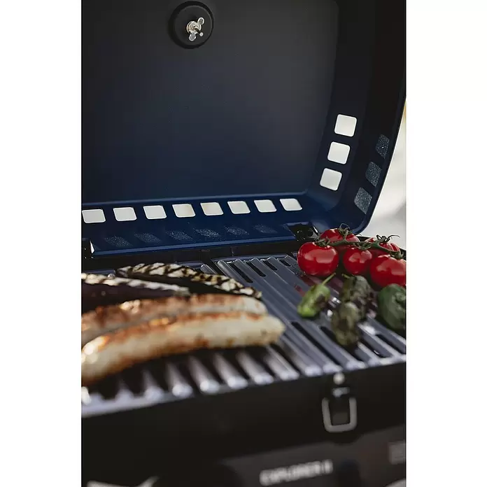 Enders Gasgrill Explorer II - Grillfläche (B x T): 49 x 32 cm, 4 kW, Anzahl Brenner: 2 Stk., 50 mbar - Dunkelblauer Gasgrill mit offenem Deckel, auf dem Würste, Tomaten und Gemüse gegrillt werden.