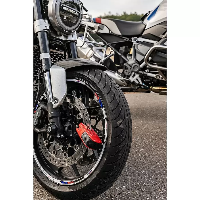 Abus Bremsscheibenschloss GRANIT™ Detecto One 8078 2.0 - Geeignet für: Motorrad, Rot - Rotes Bremsscheibenschloss am Vorderrad eines Motorrads angebracht.