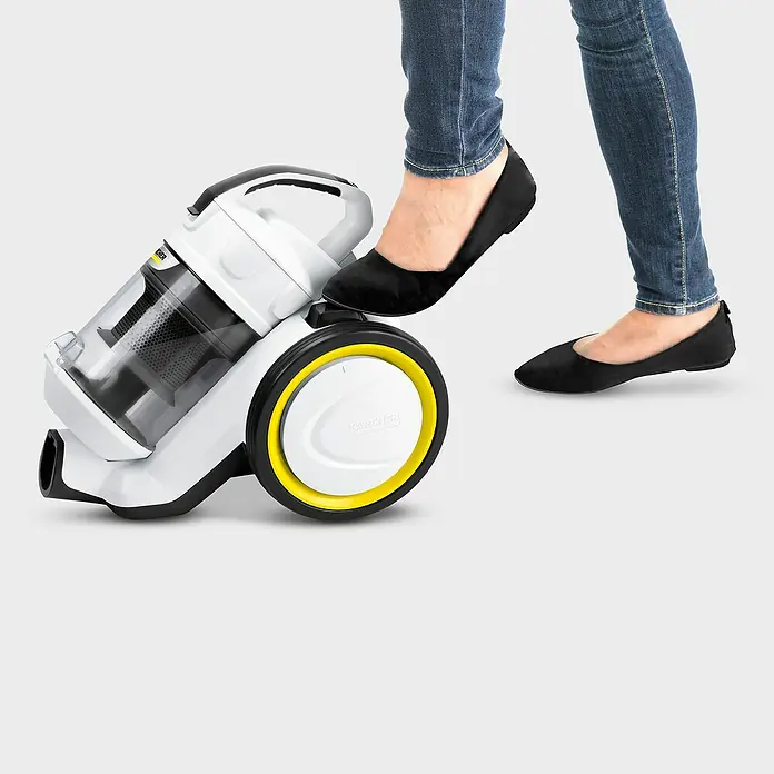 Kärcher Elektro-Staubsauger VC 3 - 700 W - Aufnahme eines Kärcher Staubsaugers mit einer Person, die ihn mit dem Fuß bedient.
