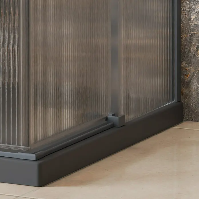 Camargue Eckdusche Tampere - L x B x H: 90 x 90 x 195 cm, Gewelltes Glas, Unbeschichtet, Gunmetal, Glasstärke: 6 mm - Detailaufnahme einer Duschkabine mit geriffeltem Glas und einem schlanken, grauen Rahmen, der ein modernes Badezimmerdesign zeigt.