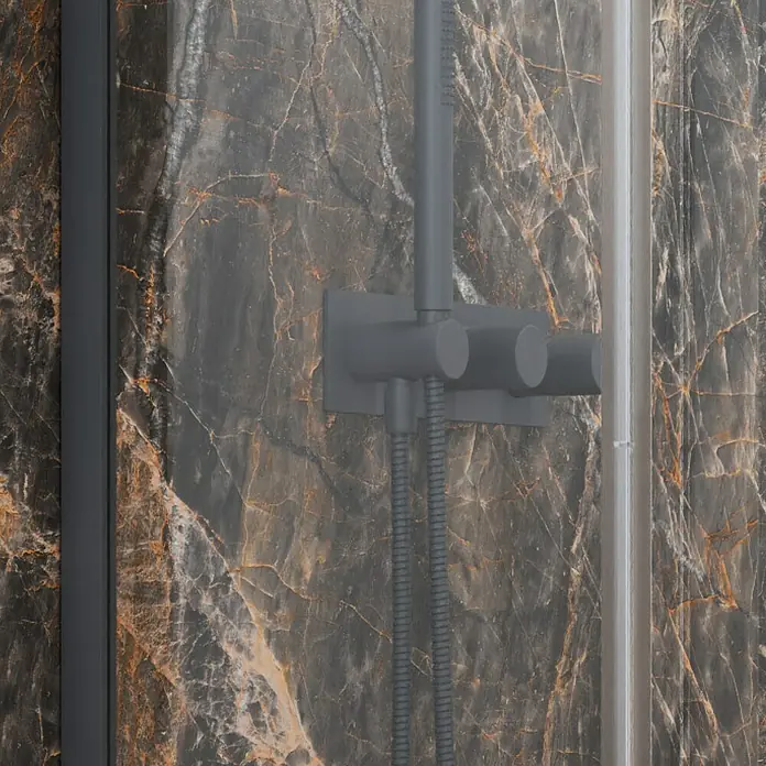 Camargue Eckdusche Tampere - L x B x H: 90 x 90 x 195 cm, Klarglas, Unbeschichtet, Gunmetal, Glasstärke: 6 mm - Nahaufnahme einer modernen Duscharmatur mit Marmorwand.