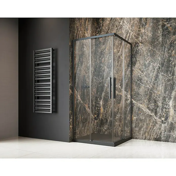 Camargue Eckdusche Tampere - L x B x H: 90 x 90 x 195 cm, Klarglas, Unbeschichtet, Gunmetal, Glasstärke: 6 mm - Elegante Duschkabine mit dunklem Rahmen und Marmorwand im Hintergrund. Der Fokus liegt auf dem modernen Design und der hochwertigen Verarbeitung.