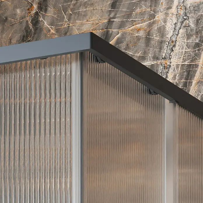 Camargue Eckdusche Tampere - L x B x H: 90 x 90 x 195 cm, Gewelltes Glas, Unbeschichtet, Gunmetal, Glasstärke: 6 mm - Nahaufnahme einer Duschkabine mit geriffeltem Glas und grauem Rahmen vor einer Marmorwand.