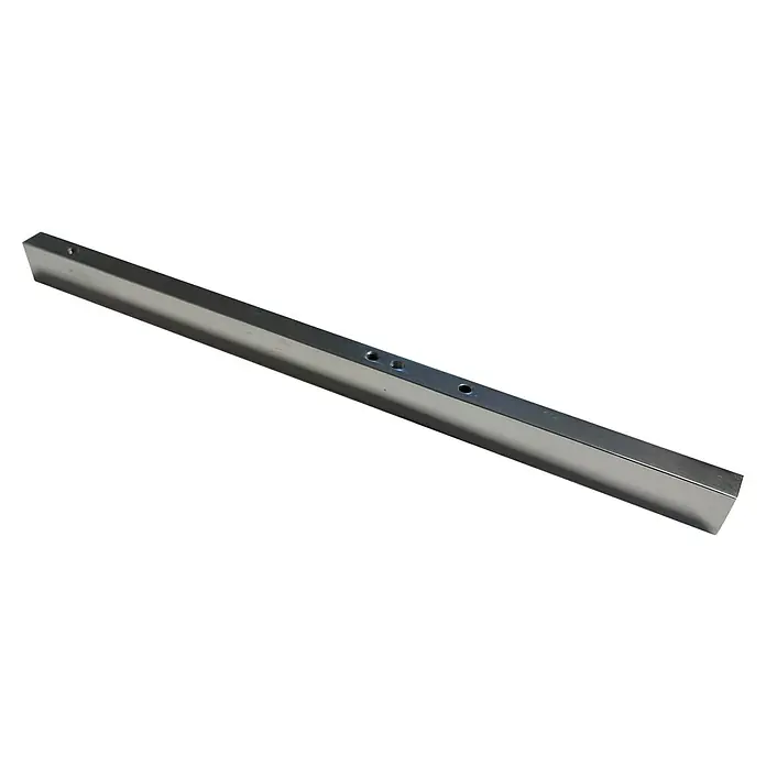 Camargue Varion Adapter - Silber, Passend für: Camargue Duschkörbe Sami, Lela und Sirah - Detailaufnahme einer schlanken, metallenen Lichtleiste mit Befestigungslöchern, ideal für moderne Beleuchtungskonzepte und einfache Installation.