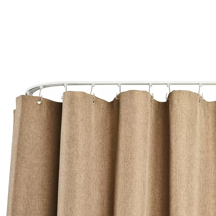 Mydeco Vorhangschiene - Weiß - Brauner strukturierter Duschvorhang an einer weißen, gebogenen Schiene mit transparenten Haken.