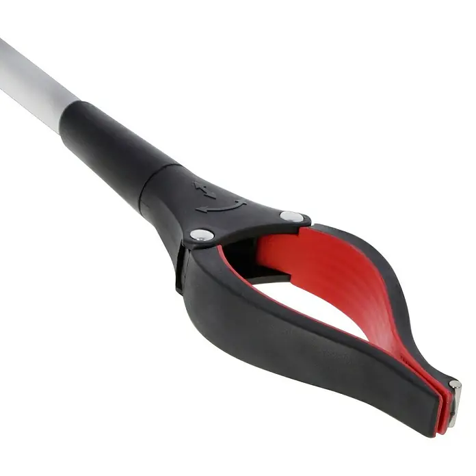 Greifer mit Magnet - Länge: 90 cm - Nahaufnahme einer Greifzange mit schwarzem Griff und roten Greifern vor schwarzem Hintergrund.