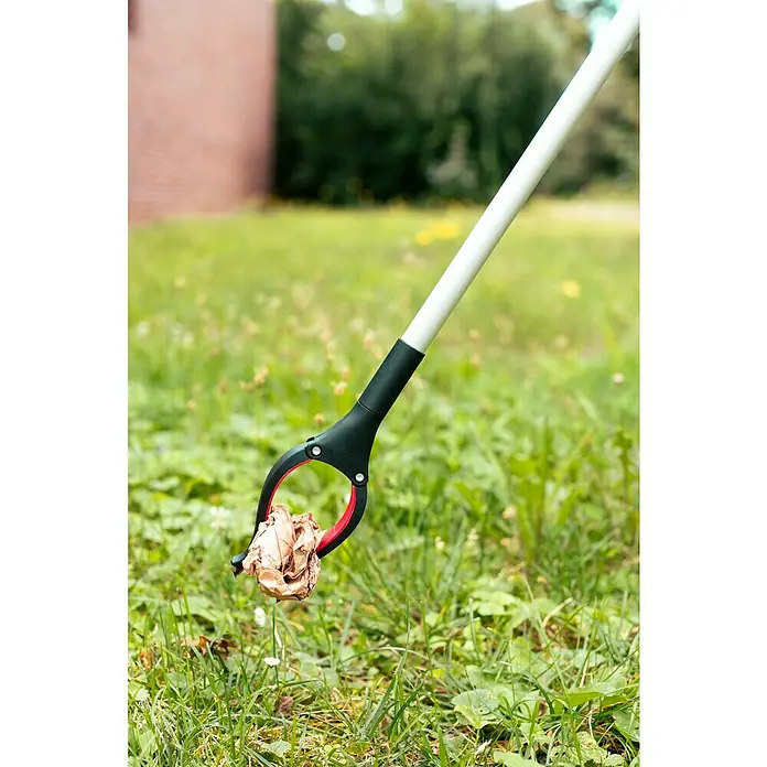 Greifer mit Magnet - Länge: 90 cm - Greifzange hebt Abfall vom Rasen auf. Das Werkzeug erleichtert das Aufräumen von Müll in Gärten oder Parks und schont den Rücken.