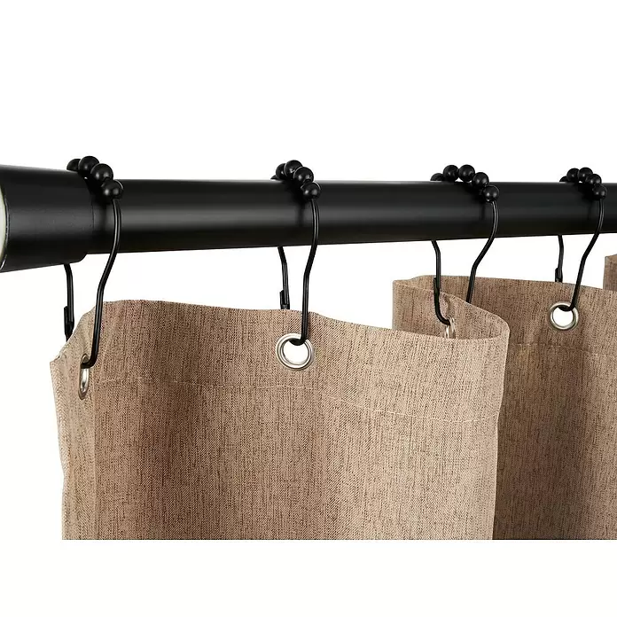 Mydeco Duschvorhangringe - 12 Stk., Schwarz - Schwarze Duschvorhangstange mit Ringen und beigen Stoffvorhängen mit silbernen Ösen.