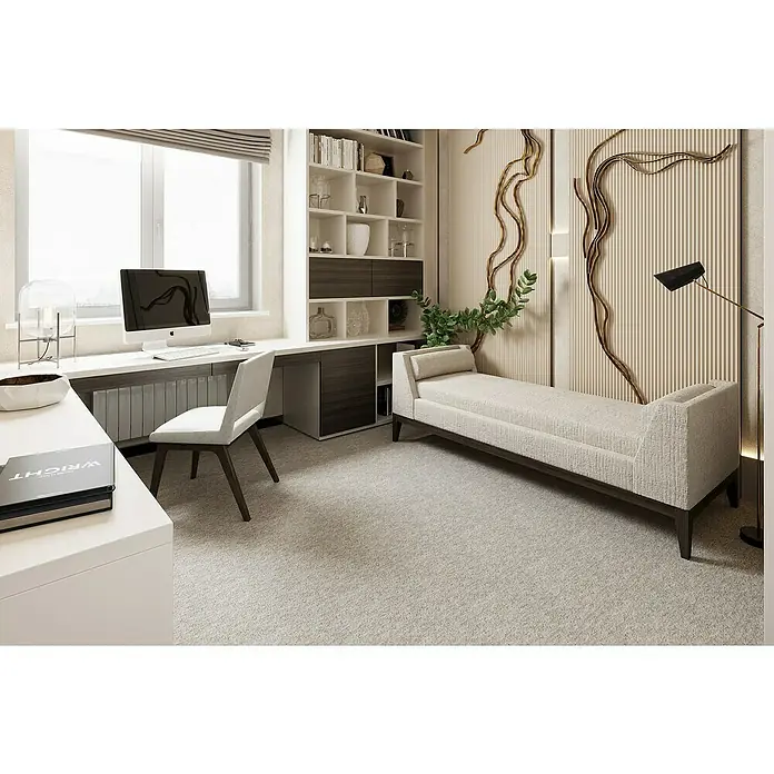 Teppichfliese Solid - Schlinge, 100 % Polyamid SDN, Beige - Elegantes Arbeitszimmer mit Schreibtisch, Stuhl, Bücherregal und einer stilvollen Ottomane. Die Einrichtung ist modern und hochwertig.