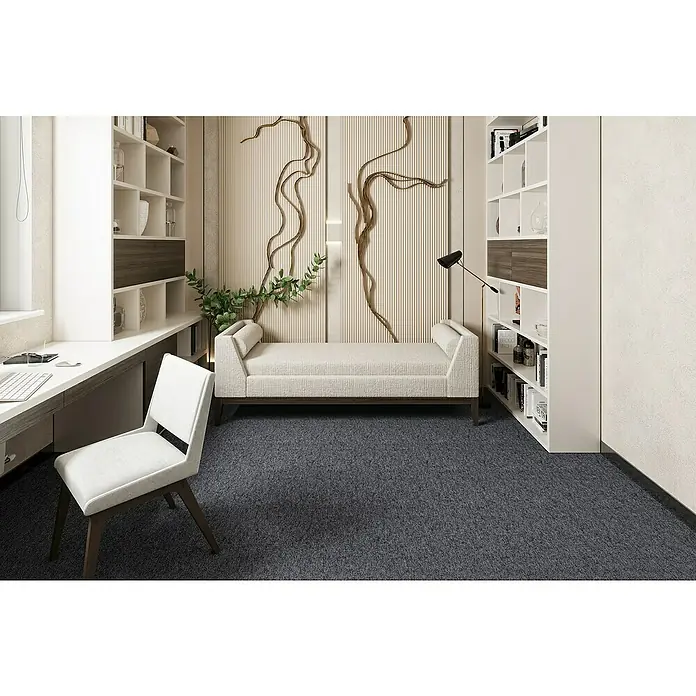 Teppichfliese Solid - Schlinge, 100 % Polyamid SDN, Grau - Ein stilvolles Interieur mit Bücherregal, Sitzbank und Schreibtisch mit Stuhl, das ein elegantes und modernes Ambiente ausstrahlt.